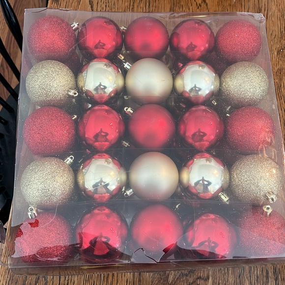 50 RED AND GOLD ORNAMENTS - Picture 4 of 4